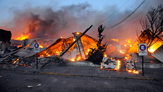 El edificio de planeamiento del gobierno de Santa Cruz totalmente en llamas - Foto: OPI Santa Cruz/Francisco Muñoz