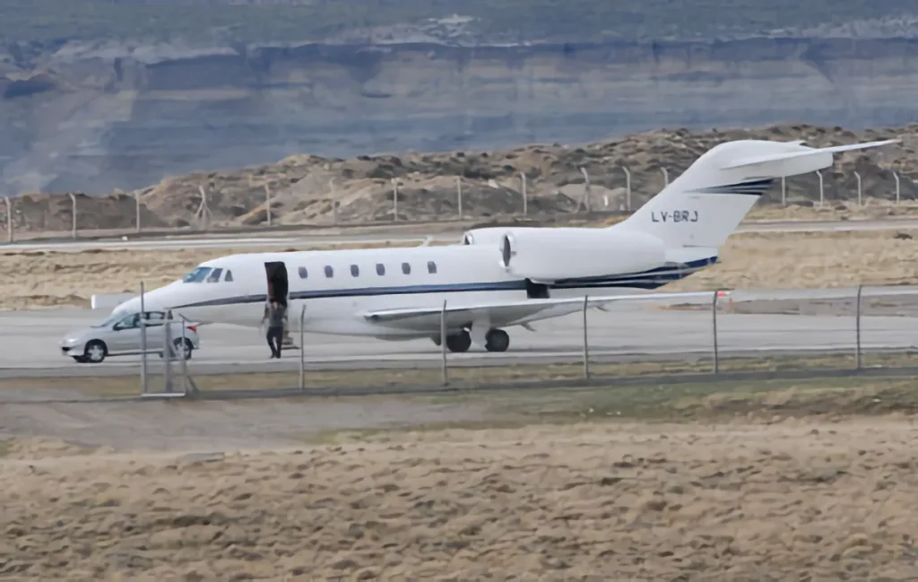 Nuevamente el Lear Jet LV-BRJ en el aeropuerto de Río Gallegos – Foto: OPI Santa Cruz/Francisco Muñoz