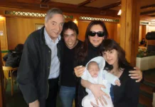 Néstor y Cristina en Gallegos. Fotos en pleno centro y café en el bar tradicional El ex presidente Néstor Kirchner y su esposa Cristina Kirchner se fotografiaron en la confitería del Hotel Comercio – Foto: OPI Santa Cruz