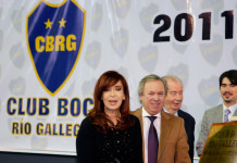 La presidenta pasó por la Fuerza Aérea, la UTN y cerró con un acto el club Boca Río Gallegos La Presidente Cristina Fernández de Kirchner junto a Martín Báez en el Club Boca de Río Gallegos – Foto: OPI Santa Cruz/Francisco Muñoz
