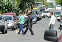 Cristina Fernández salió a caminar por la ciudad con el perro de Florencia y su Secretario privado La Presidenta de la Nación camino por las calles de Río Gallegos - Foto: OPI Santa Cruz/Francisco Muñoz