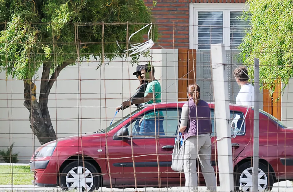 La Presidenta llega a su domicilio particular luego de caminar mas de una hora - Foto: OPI Santa Cruz/Francisco Muñoz