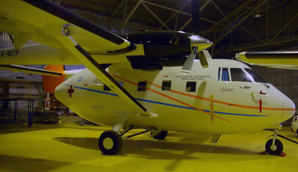 El avión Arava matricula LV-MTP del Gobierno de Tierra del Fuego en el hangar - Foto: OPI Santa Cruz