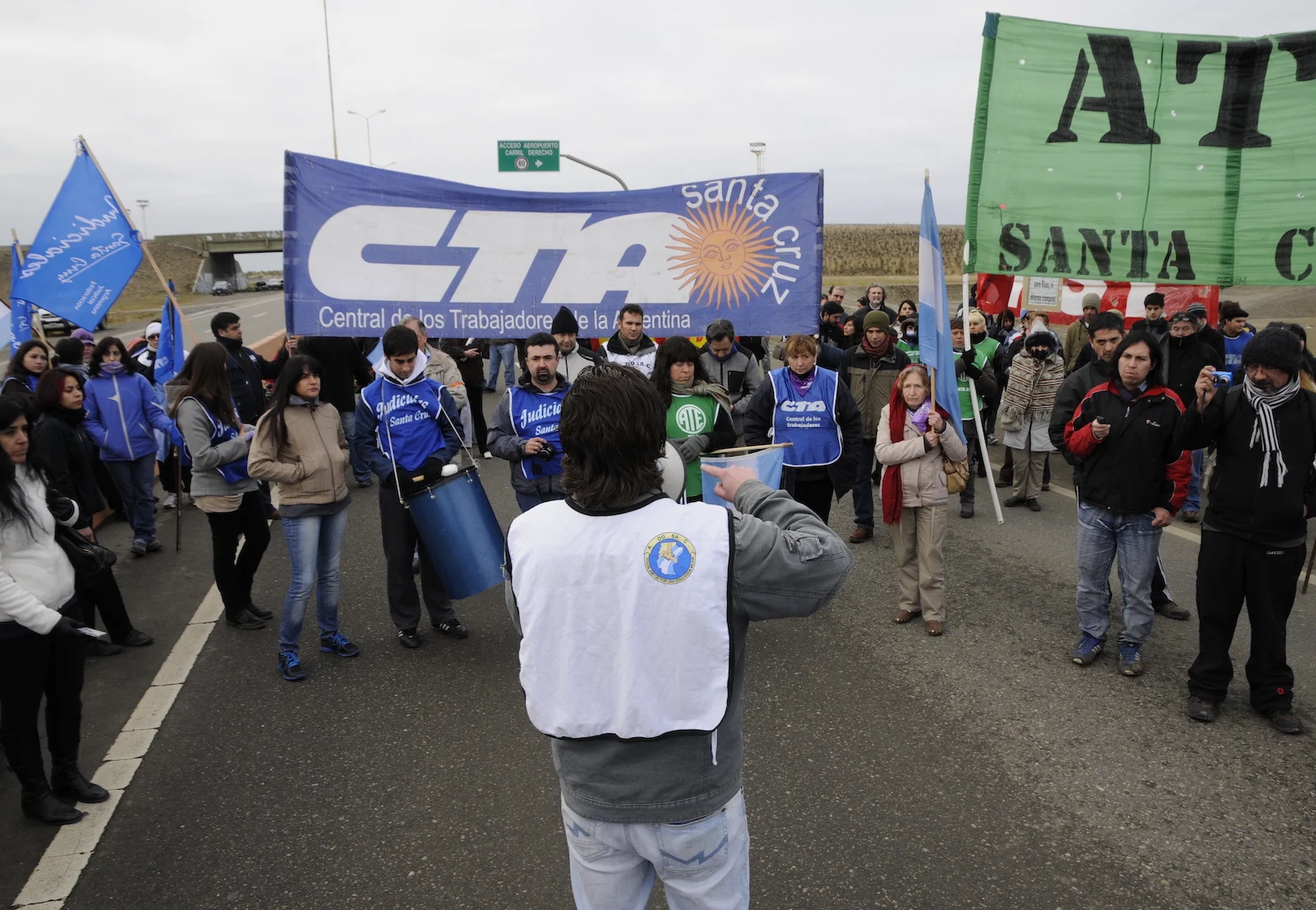 Paro de la CTA en Santa Cruz frente a Austral Construcciones de Lázaro Báez - Foto: OPI Santa Cruz/Francisco Muñoz Paro de la CTA en Santa Cruz frente a Austral Construcciones de Lázaro Báez - Foto: OPI Santa Cruz/Francisco Muñoz