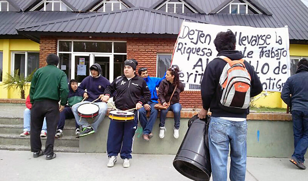 Los desocupados frente al Municipio de Perito Moreno - Foto: OPI Santa Cruz