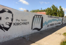 Franco Macri confirmó que el gobierno no consigue financiamiento para las represas y que Báez no es empresario La represa Pte Néstor Kirchner pintada en un paredón en las calles de Río Gallegos - Foto: OPI Santa Cruz/Francisco Muñoz