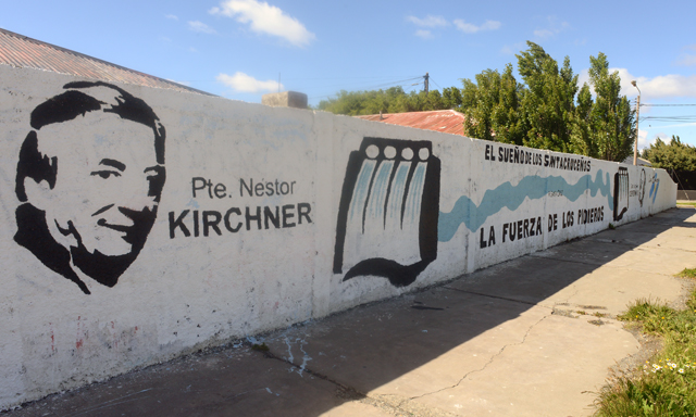 La represa Pte Néstor Kirchner pintada en un paredón en las calles de Río Gallegos - Foto: OPI Santa Cruz/Francisco Muñoz