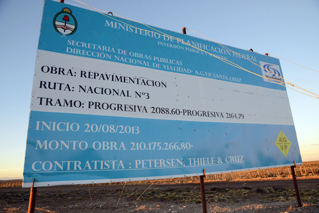 El cartel que anuncia la obra en la ruta Nº 3 en Santa Cruz - Foto: OPI Santa Cruz/Francisco Muñoz
