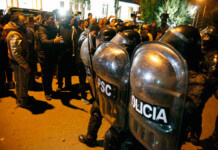 Confirmaron el procesamiento de estatales que en el año 2017 protestaron frente a la residencia de la Gobernadora y CFK desde el interior hizo “un reporte de daños”