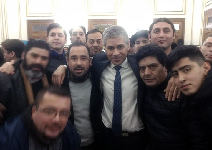 El vice gobernador de Santa Cruz Pablo González abrazado con Marcos Vellio paritario de UPCN - Foto: