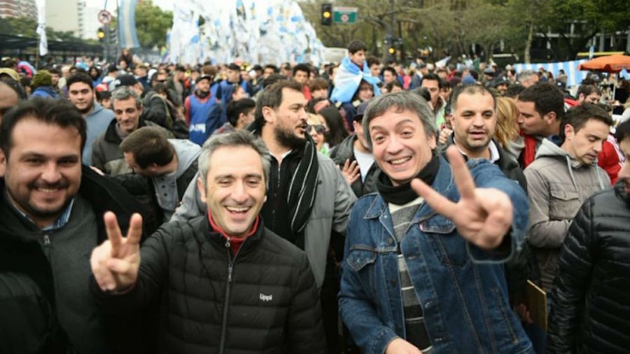 El aporte de Santa Cruz a la “marcha”, los mismos de siempre y la extraña dama del bolso pesado