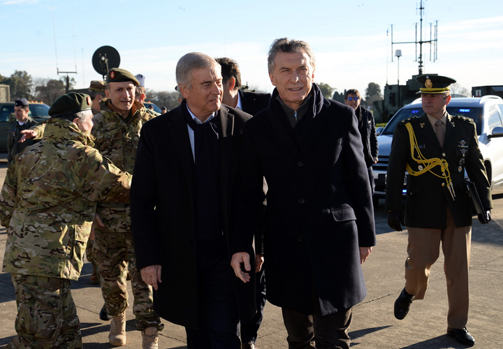 El presidente Mauricio Macri al anunciar el inicio de una reforma del Sistema de Defensa Nacional, en Campo de Mayo, donde estuvo acompañado por el ministro de Defensa, Oscar Aguad - Foto: Presidencia