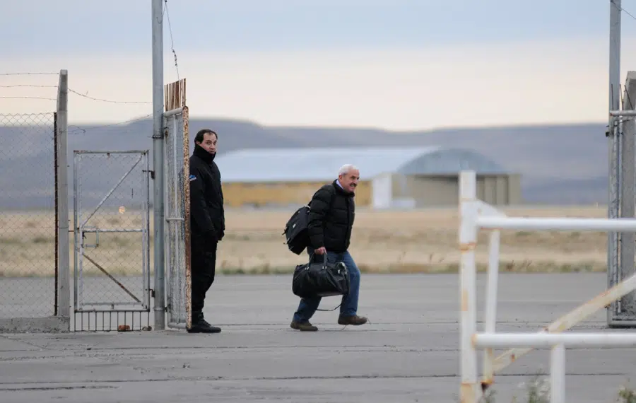 Osvaldo Sanfelice con bolsos en la mano en el aeropuerto de Río Gallegos - Foto: OPI Santa Cruz/Francisco Muñoz