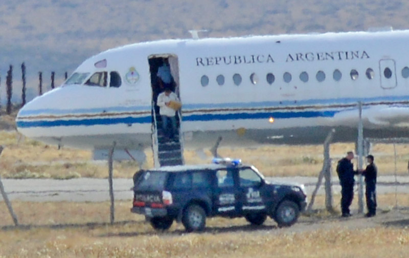 El delivery de diarios y bolsos denunciados desde el 2007 por OPI y que algunos no creían o dudaban - Foto: OPI Santa Cruz/Francisco Muñoz