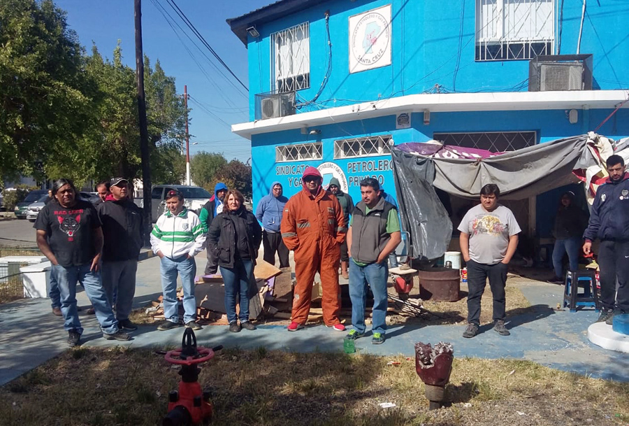 En Caleta Olivia y Las Heras desocupados petroleros protestan y acusan al Sindicato de haberlos abandonado