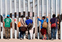 Tensión en la frontera: 1500 migrantes ya acampan ante el muro de EE.UU.