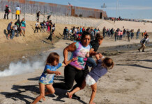 Frontera caliente: la policía de EE.UU. repele con gases a los migrantes