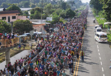 Las autoridades locales ayudan a la caravana en su paso por México