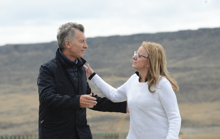 El Presidente de la Nación Mauricio Macri junto a la gobernadora Alicia Kirchner en la obra en construcción de la represa Cóndor Cliff – Foto: OPI Santa Cruz/Francisco Muñoz
