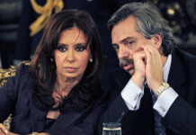 La ventrílocua y el arlequín al que se le ven los hilos La ventrílocua y el arlequín al que se le ven los hilos