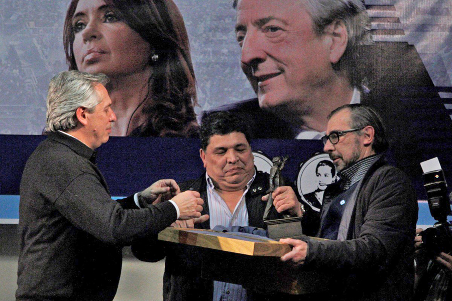 Alberto Fernández ayer en Río Gallegos recibía de manos de Rudy Ulloa una estatuilla de Néstor Kirchner – Foto: