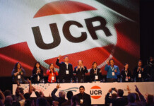 Con fuertes críticas al Gobierno, la UCR decidió seguir en Cambiemos Con fuertes críticas al Gobierno, la UCR decidió seguir en Cambiemos