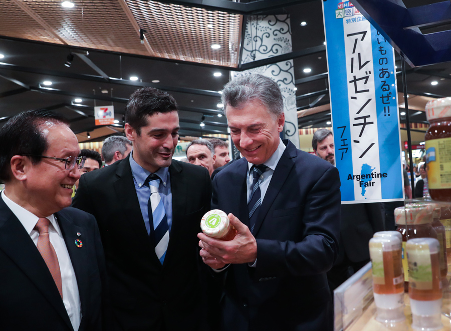 Macri fue a un supermercado de Japón que comenzó a vender carne argentina