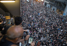Las protestas en Hong Kong se vuelven violentas y un grupo toma el Parlamento Las protestas en Hong Kong se vuelven violentas y un grupo toma el Parlamento