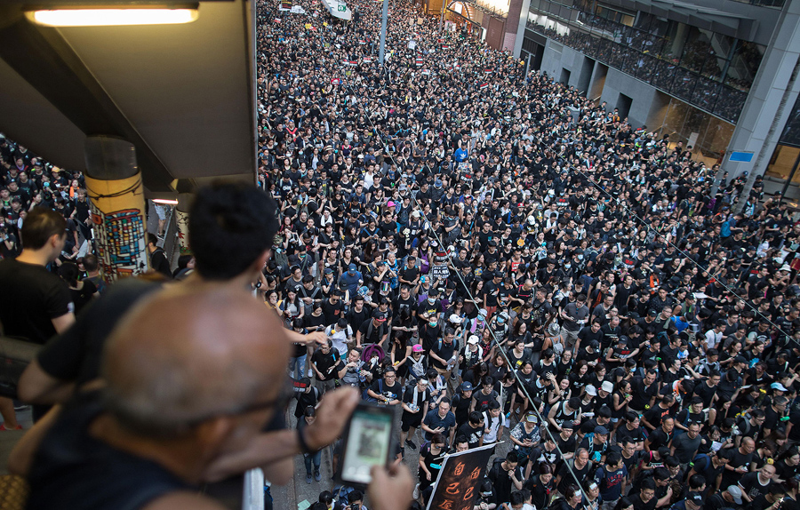 Las protestas en Hong Kong se vuelven violentas y un grupo toma el Parlamento