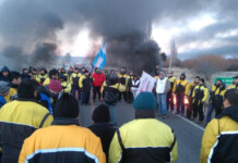 Paros, manifestaciones, cortes de rutas, al gobierno de Chubut le faltan 2.500 millones para sueldos y Arcioni de novio con “Luli” Salazar Paros, manifestaciones, cortes de rutas y al gobierno de Chubut le faltan 2.500 millones para sueldos y Arcioni de novio con “Luli” Salazar
