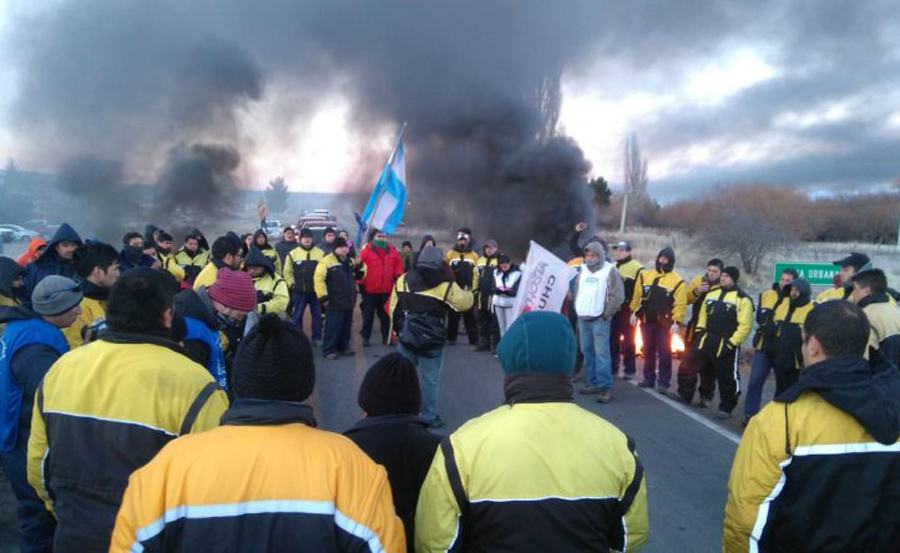 Paros, manifestaciones, cortes de rutas y al gobierno de Chubut le faltan 2.500 millones para sueldos y Arcioni de novio con “Luli” Salazar