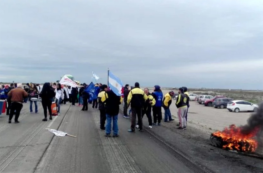 Crisis en Chubut: cayó un Ministro, Pymes alertan por corte de la cadena de pago, recesión y despidos. Los gremios redoblan las protestas