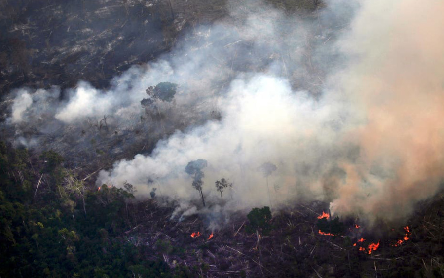 La crisis por los incendios en la Amazonia acorrala a Bolsonaro y desata protestas