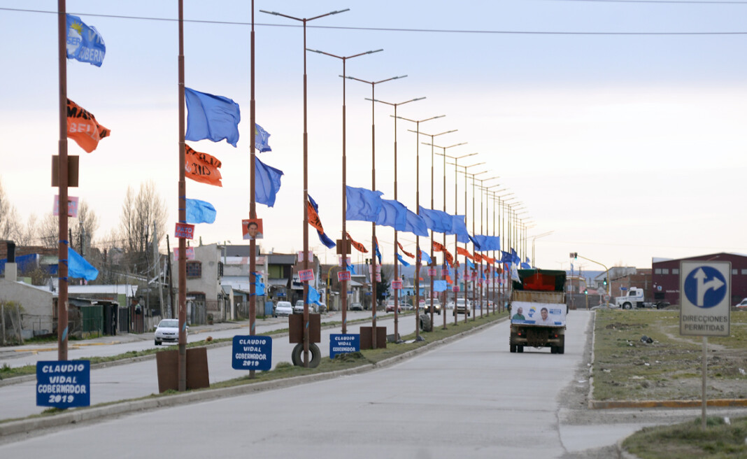 Cartelería y banderas de los candidatos en las calles de Río Gallegos – Foto: OPI Santa Cruz/Francisco Muñoz