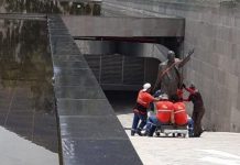 Sacaron la estatua de Néstor Kirchner de la sede de Unasur en Ecuador