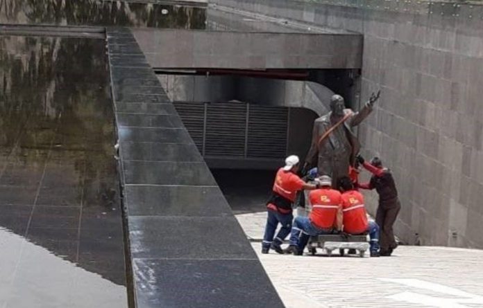 Sacaron la estatua de Néstor Kirchner de la sede de Unasur en Ecuador
