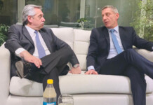 A Mariano Arcioni le prestaron un tubo chico de oxígeno. No logró reunirse con el presidente y lo intimaron a resolver el problema financiero de Chubut Mariano Arcioni, de león a conejito. De la autosuficiencia y el coqueteo K, a “tirarle la manga” al gobierno nacional
