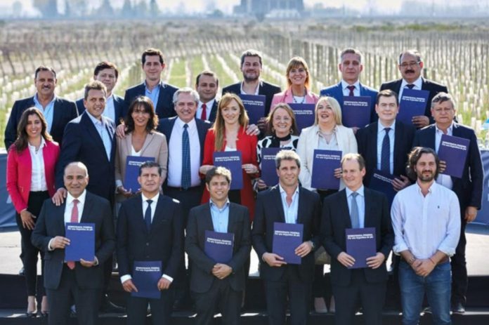 Intranquilidad social, desabastecimiento de combustibles y amenazas de descuento de haberes de parte de Mariano Arcioni