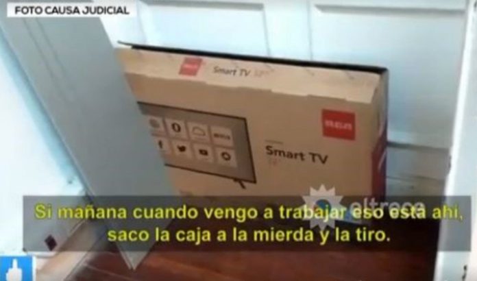 Revelan que un empleado del Instituto Patria encontró 100 mil dólares en una caja de un televisor y se los robó