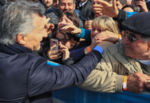 Mauricio Macri les pidió a los empresarios “poner el hombro” y pagar el bono a los trabajadores privados Mauricio Macri les pidió a los empresarios “poner el hombro” y pagar el bono a los trabajadores privados