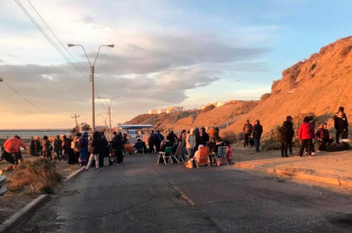 Docentes cortan acceso a YPF y marchan en bicicleta desde la cordillera a Rawson