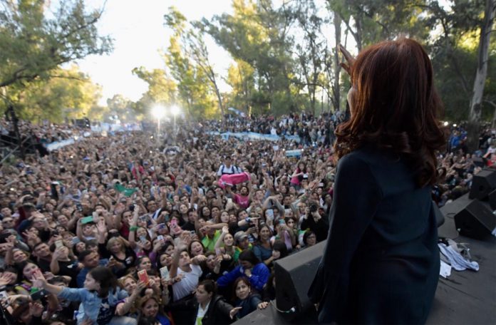 Cristina Kirchner habló sobre Chile: “Lo que nos quieren vender como modelos ideales de sociedad terminan como terminan”