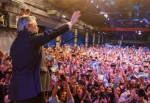 En su primer día como presidente electo, Fernández reunió a su equipo, visitó a Cristina y definió su agenda exterior En su primer día como presidente electo, Fernández reunió a su equipo, visitó a Cristina y definió su agenda exterior