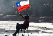 Los anuncios de Sebastián Piñera no conforman y la gente sigue en las calles Los anuncios de Sebastián Piñera no conforman y la gente sigue en las calles