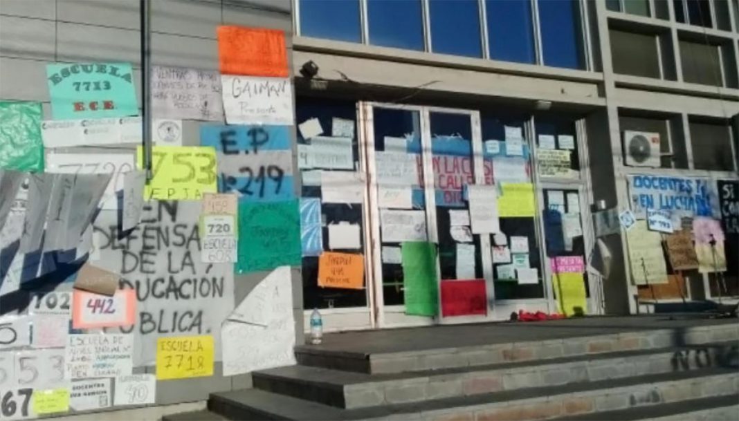12º semana de paro docente en Chubut, negociaciones estancadas y nueva amenaza de descuentos del gobernador
