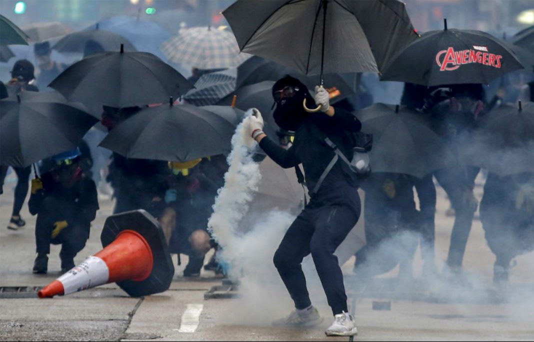Prohíben usar máscaras y siguen las protestas en Hong Kong