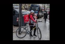 La historia detrás de la foto viral sobre la madre repartidora de PedidosYa La historia detrás de la foto viral sobre la madre repartidora de PedidosYa