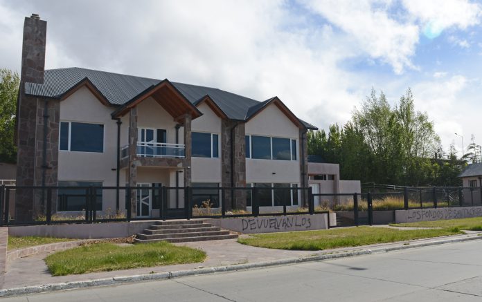 Pintaron la casa de Máximo y construída por Lázaro en El Calafate