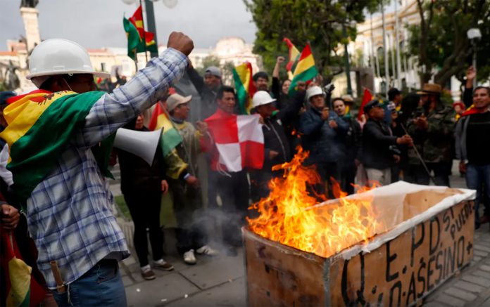 Escalada de violencia en Bolivia: atacaron la casa de Evo en Cochabamba e incendiaron otras residencias