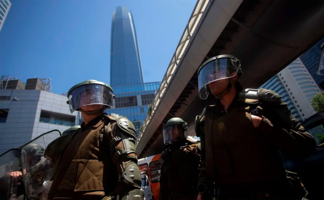 Estallido social en Chile: las marchas de protesta ahora apuntan a los “símbolos” del progreso económico